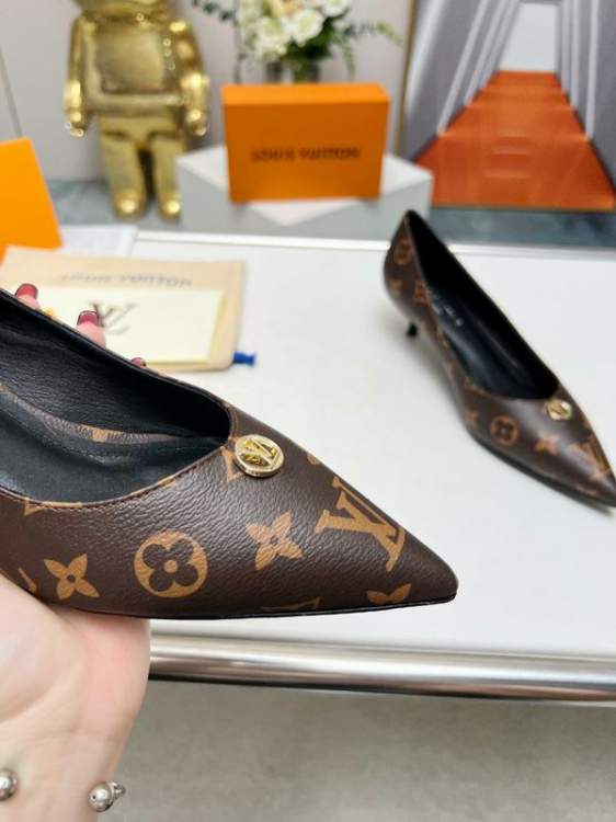 Picture of Louis Vuitton Shoes _SKULVsz35-414cmmnf032213544